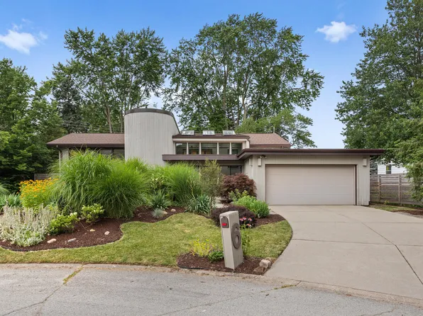 6 Willowbrook Ct, Champaign, IL 61820