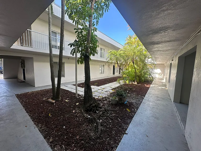 1830 Maravilla Ave #704 — Photo 23