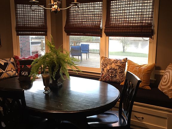 Eat in kitchen w/window seat