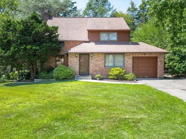 15 Circle Lane, East Hills, NY 11577