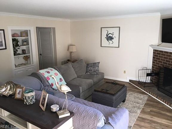 4th image of 945 Sir Wilfred Cir