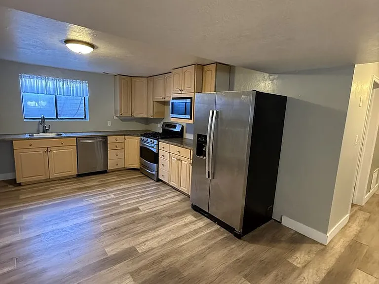 320 N 400 E — Photo 1