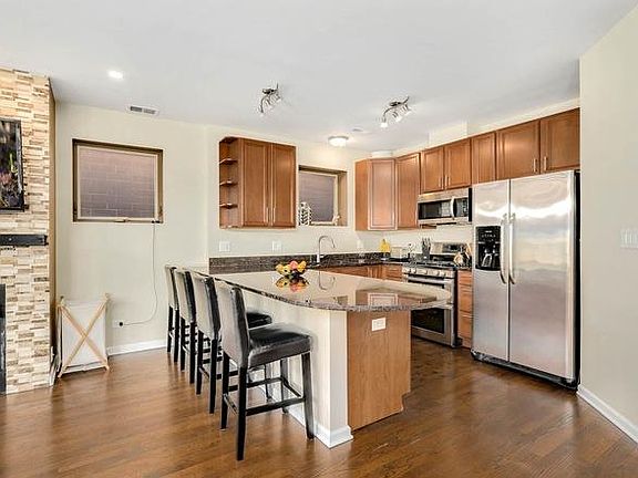 3rd image of 1927 W Diversey Pkwy Unit 4A