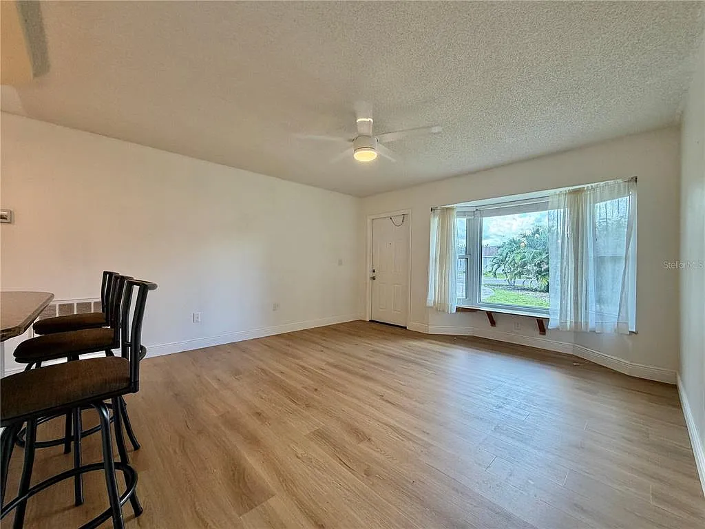 2 bed, 1.0 bath, 852 sqft, $2,450 — Photo 3