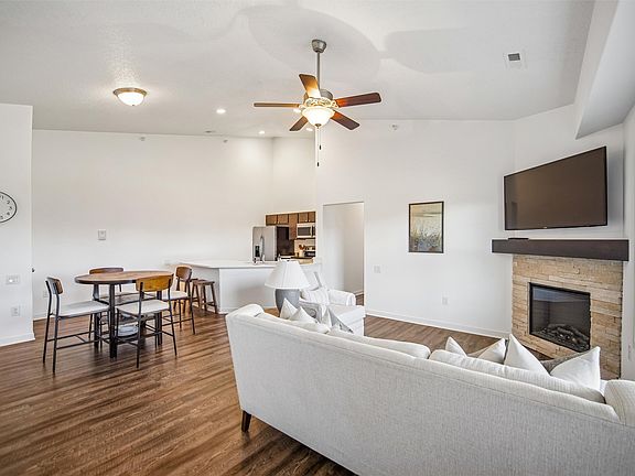 4th image of 2407 NE Oak Dr Unit 4
