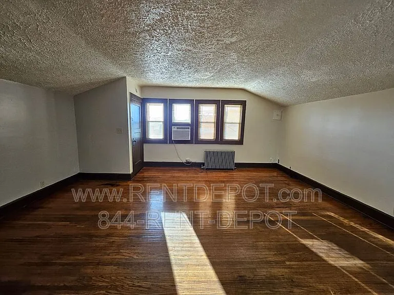 400 E Columbia St #C — Photo 4