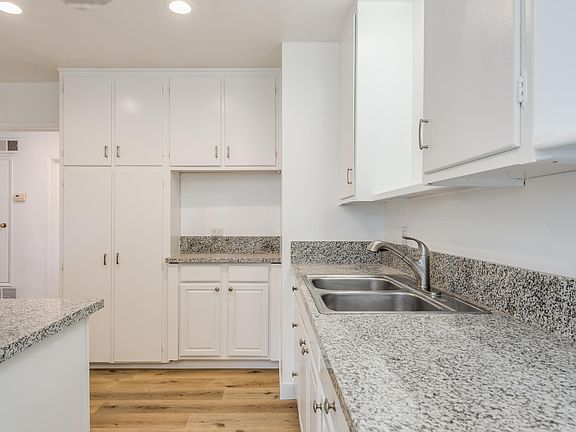 5th image of 1208 Mercedes Ln