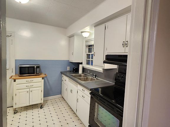 Kitchen will all appliances provided (fridge, range, microwave, toaster)