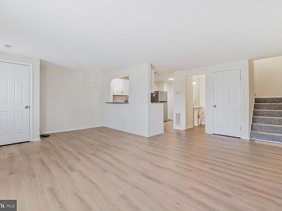 3rd image of 522 Palmtree Dr