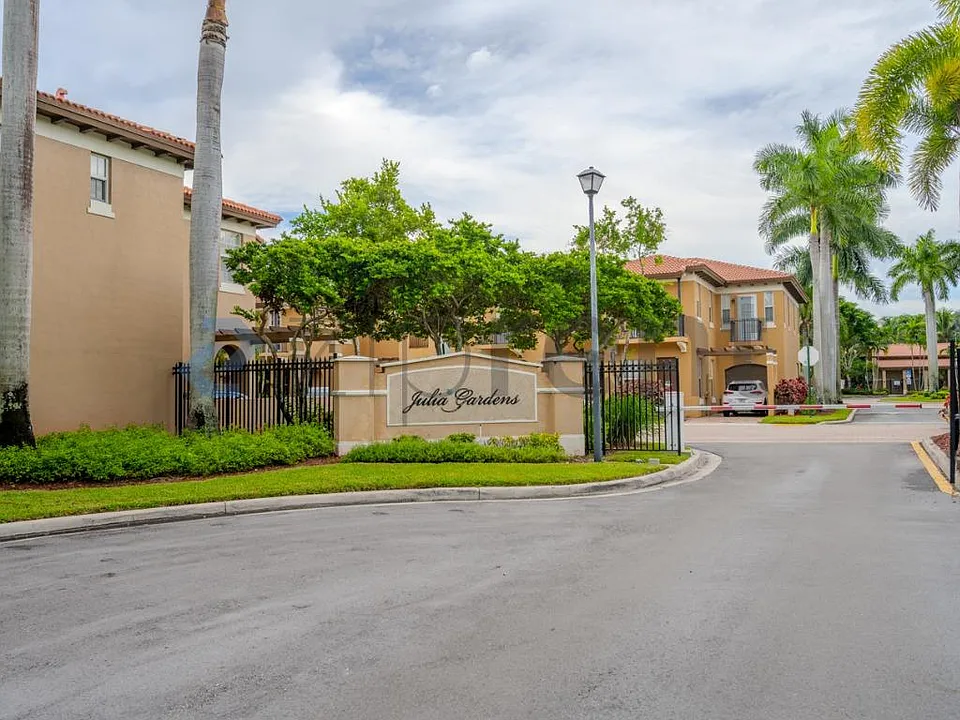 6880 Julia Gardens Dr