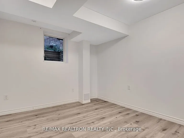 4 Oceanpearl Cres — Photo 9