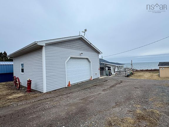 3rd image of 402 Smith Point Rd