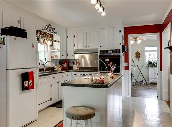 5th image of 902 W Northfield Blvd
