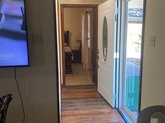 4th image of 902 S Holly Ave