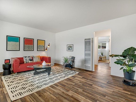 3rd image of 606 Bronte Ave