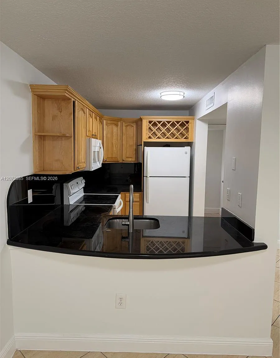 Palm Gardens Condo — Photo 3