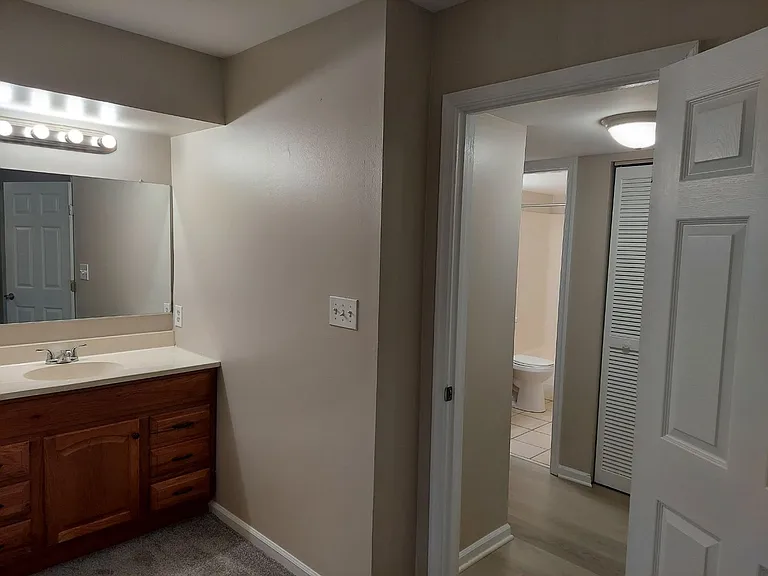 1420 Deerpond Ln — Photo 9