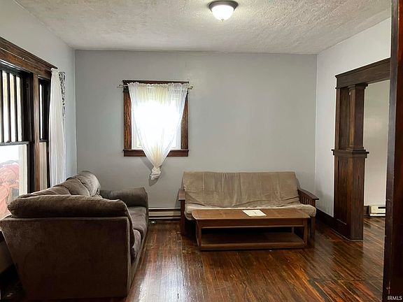 3rd image of 815 W Elm St