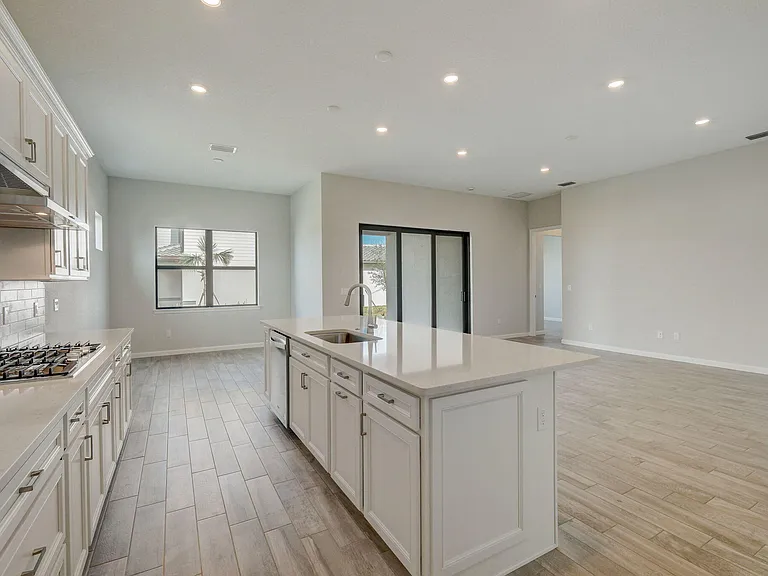 837 SE Courances Dr — Photo 9