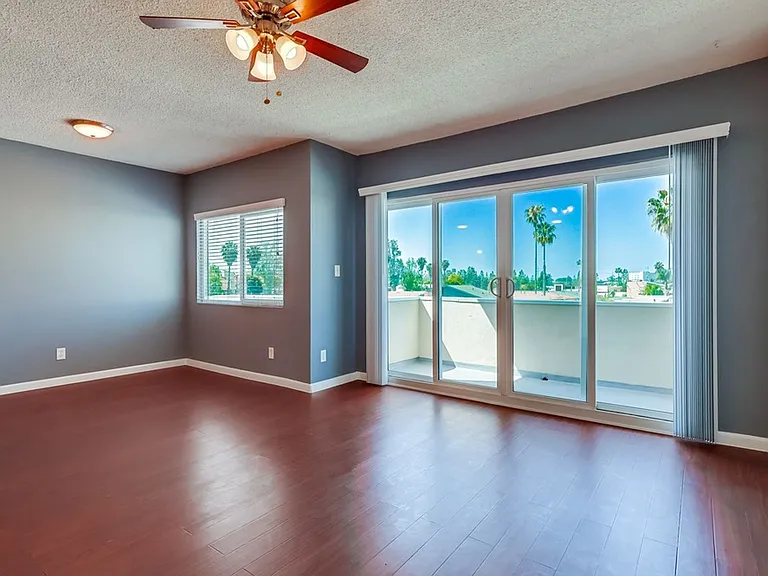 537 W Hyde Park Blvd — Photo 2