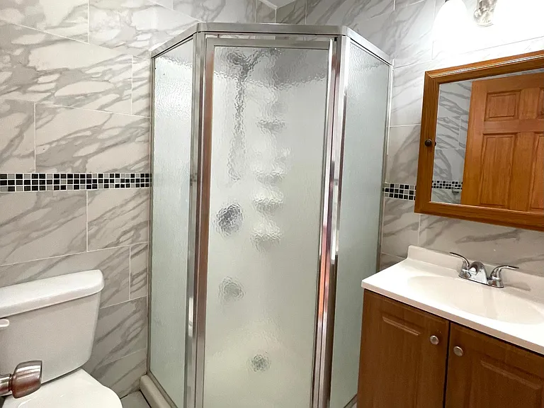 916 Green St #1 — Photo 10