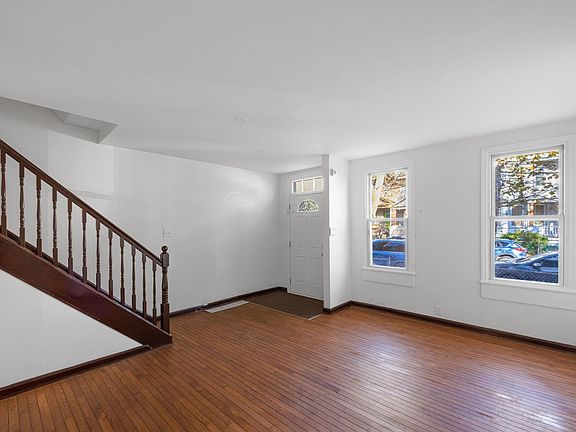 4th image of 83 Court House Pl