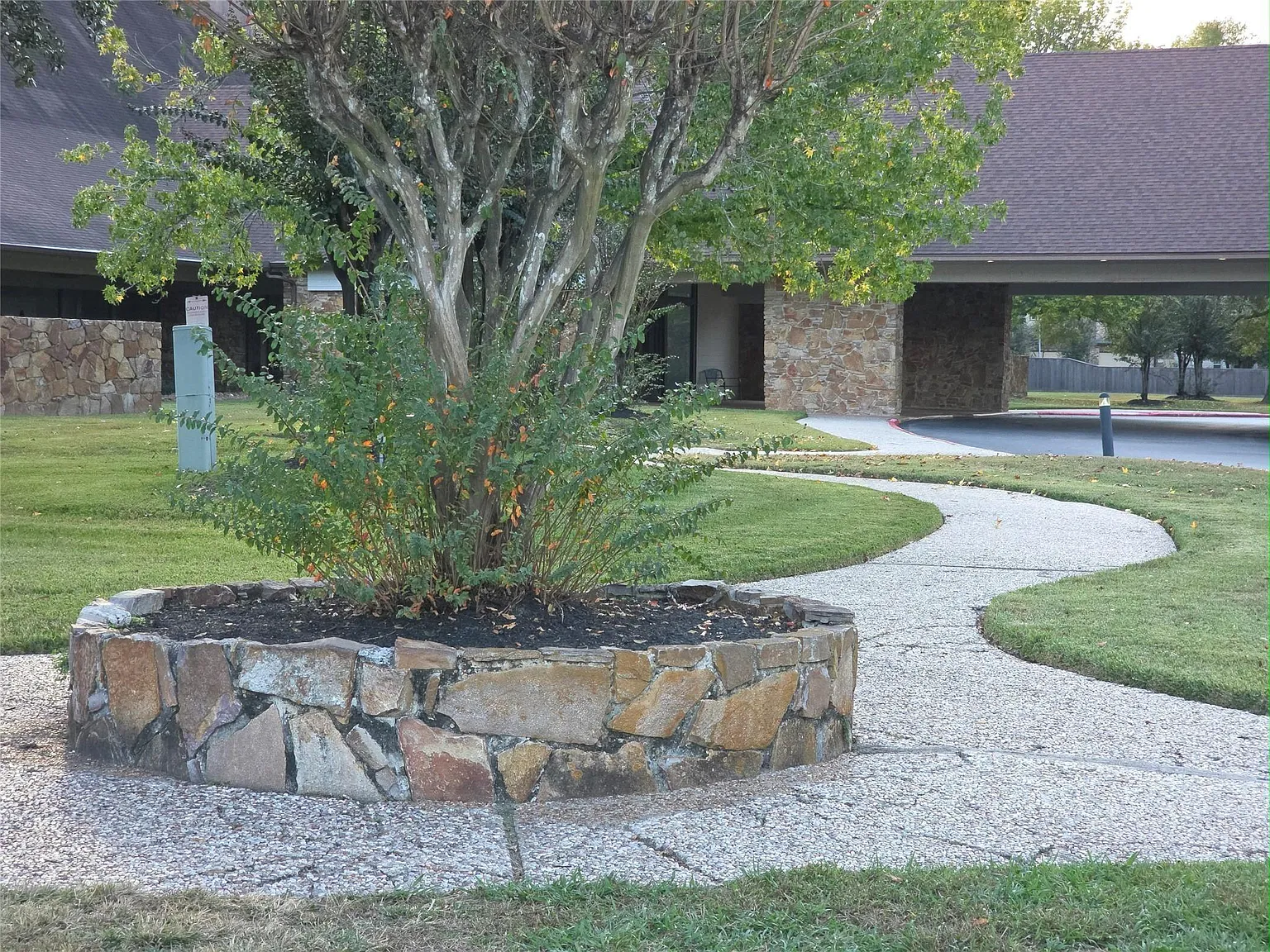 3 bed, 2.5 bath, 2042 sqft, $2,000 — Photo 4