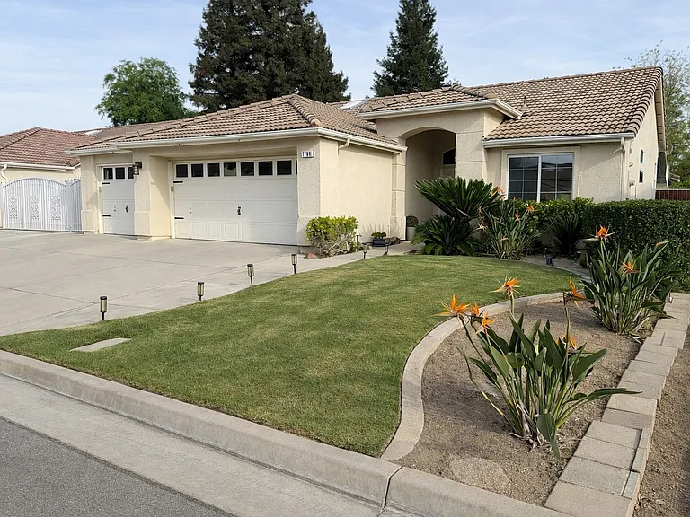 1790 E Chelsea Dr — Photo 2
