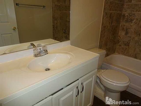 5th image of 821 Picadilly Dr