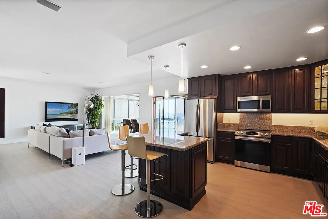 2 bed, 2.5 bath, 2400 sqft, $7,995 — Photo 4