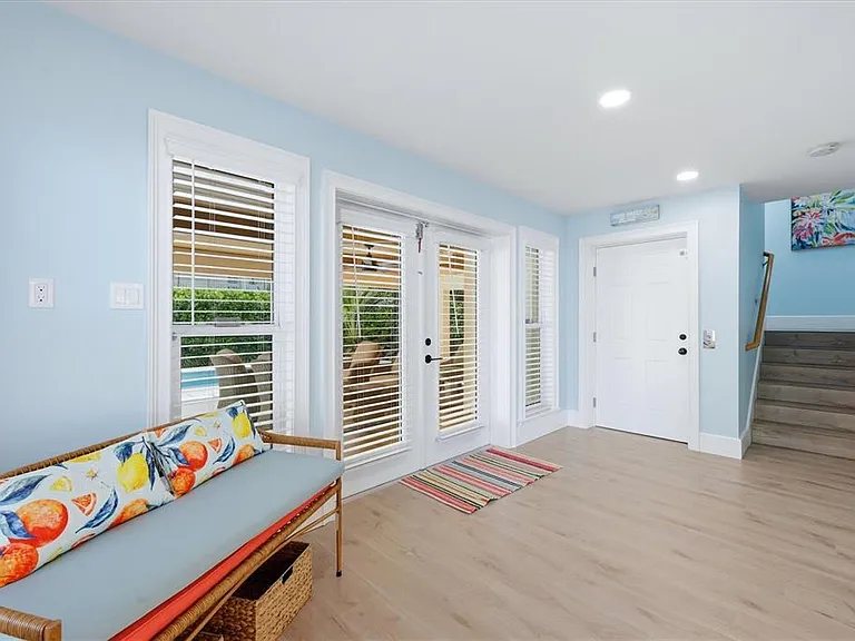 113 Aqua Ln — Photo 8