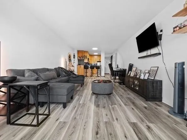 61-20 Grand Central Pkw image 6 of 15