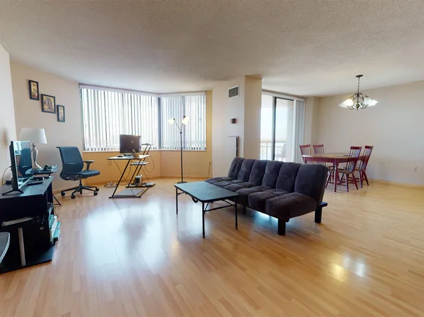 328 Harmon Cove Tower, Secaucus, NJ 07094