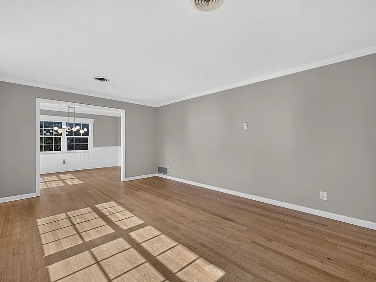 677 Selkirk Dr — Photo 12