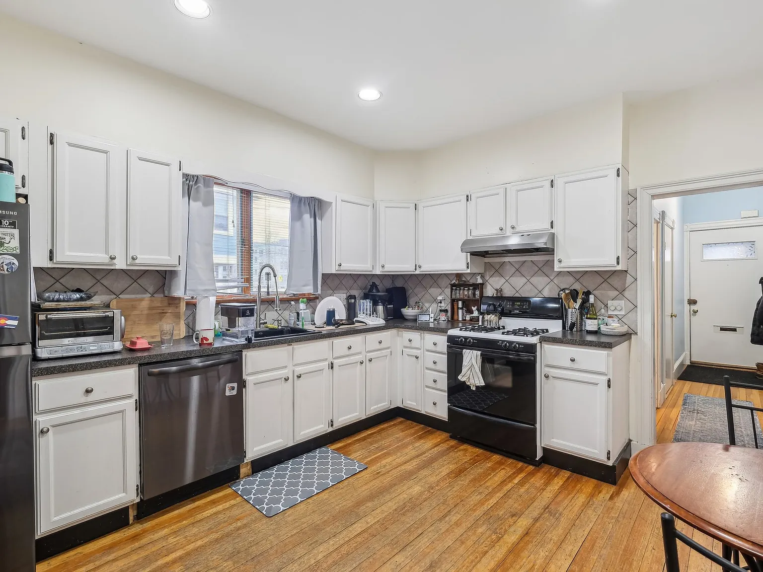3 bed, 1000 sqft, $3,900 — Photo 2