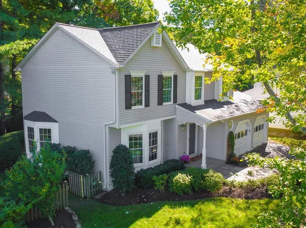 12040 Heather Down Dr, Herndon, VA 20170
