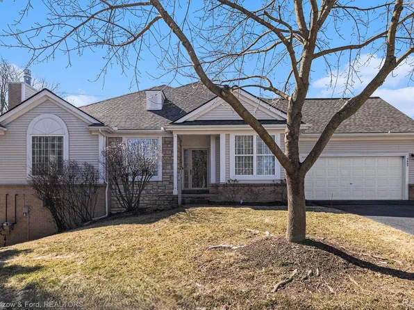 5602 Heathland Cir, Clarkston, MI 48346