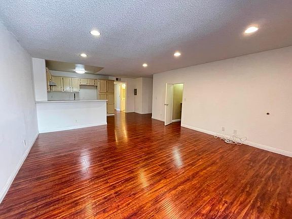 3rd image of 10225 Hillhaven Ave #102