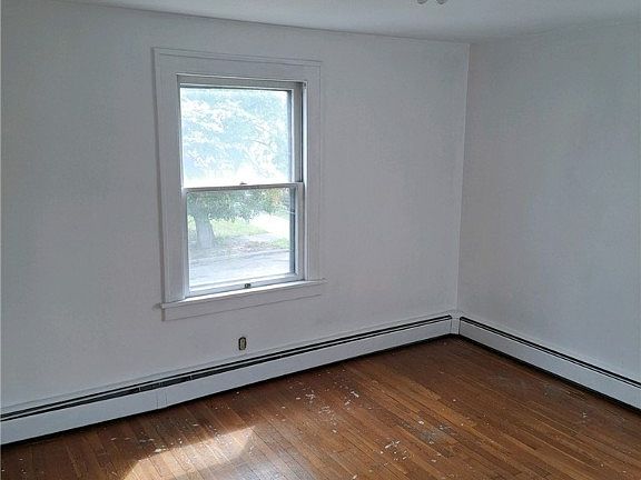 5th image of 19421 Ormiston Ave