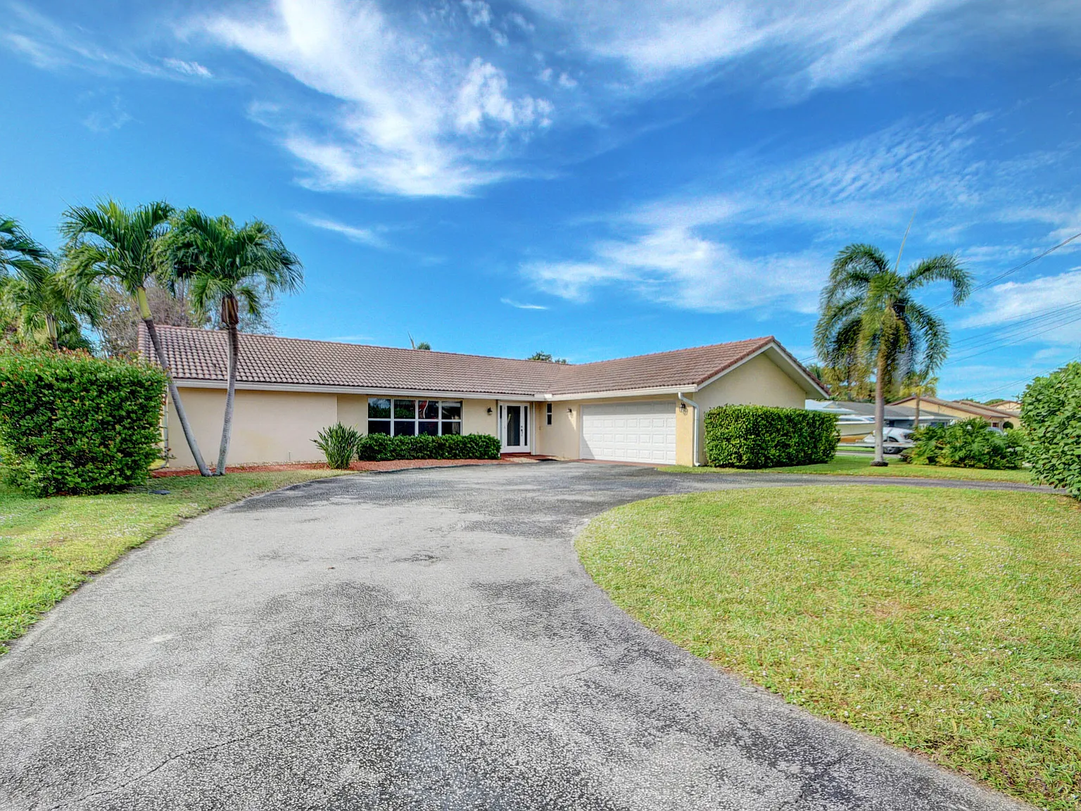 4 bed, 2.0 bath, 2369 sqft, $5,250 — Photo 3