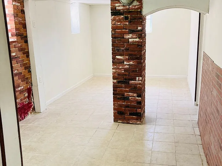 320 W Elm St — Photo 15