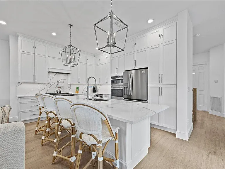 877 Taft Ct — Photo 10