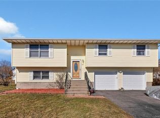 47 Guernsey Dr, New Windsor, NY 12553