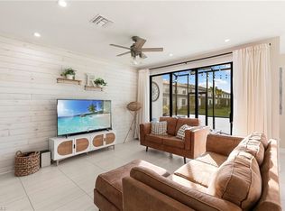 7421 Rockefeller Dr, Naples, FL 34119