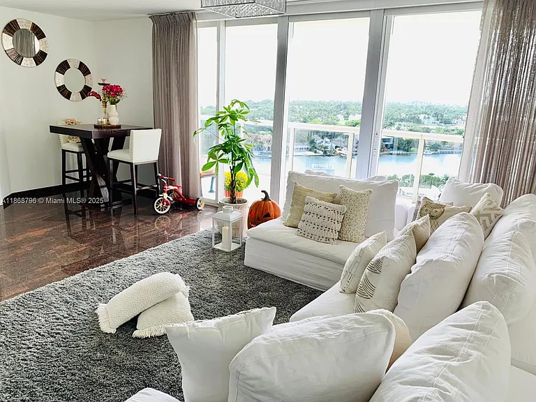 6301 Collins Ave #1606 — Photo 2