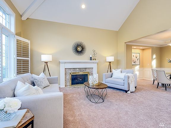 large living room, great space for social gathering! 