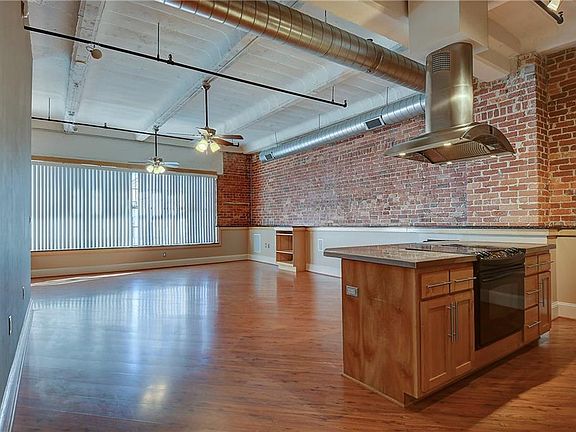 Open floor plan from kitchen in to the living rom