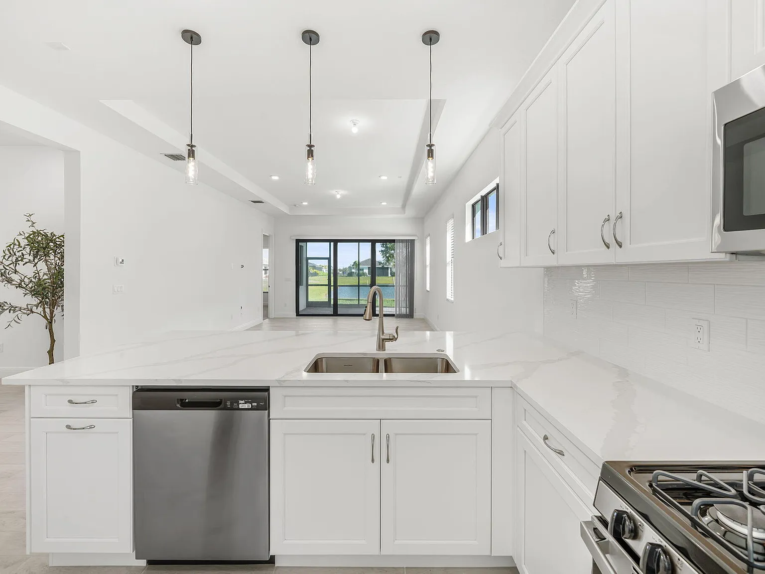 2 bed, 2.0 bath, 1677 sqft, $3,200 — Photo 3