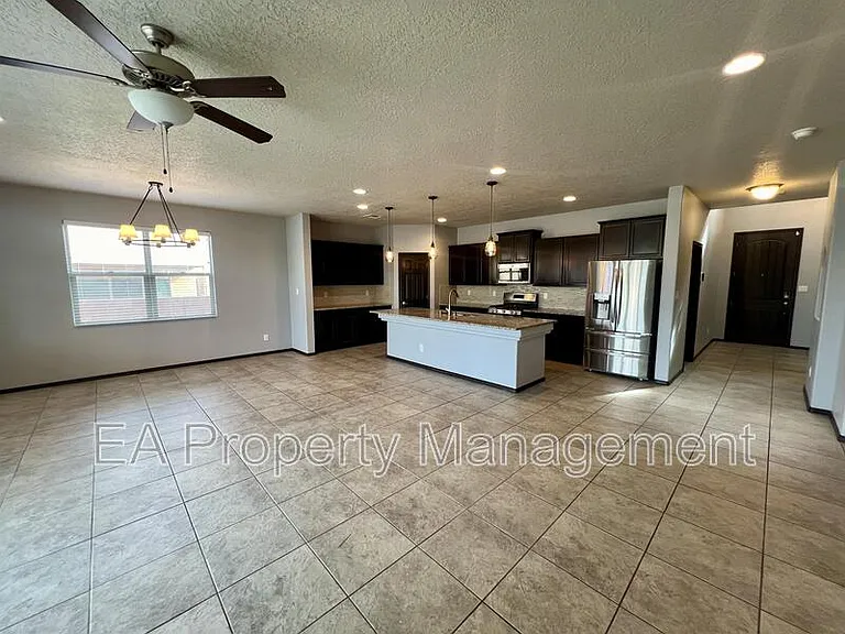 7215 Valle Jardin Ln NW — Photo 2