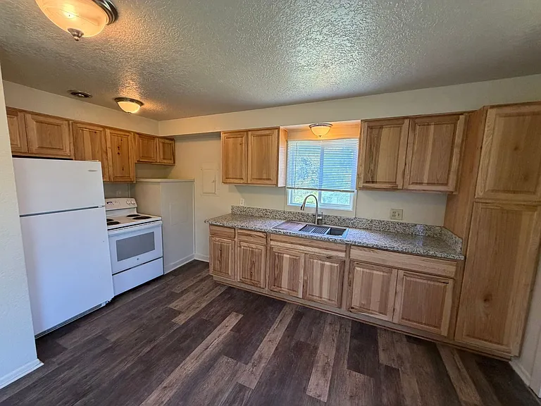 560 1/2 W Ash St — Photo 11